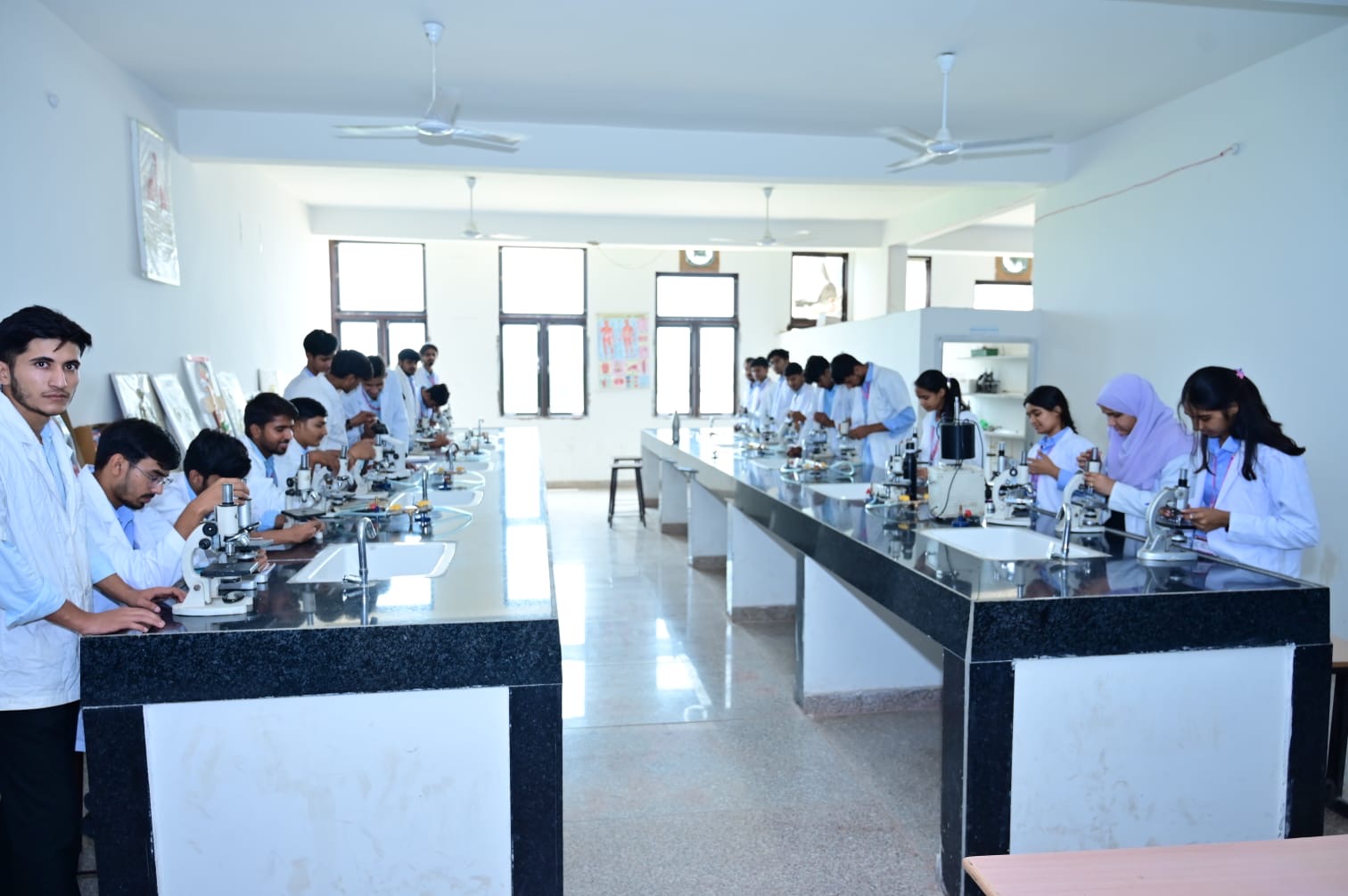 A full student practical class in an MGGC Sikar laboratory